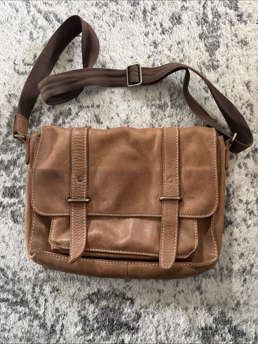 Roots Leather Messenger Bag – Classic Crossbody